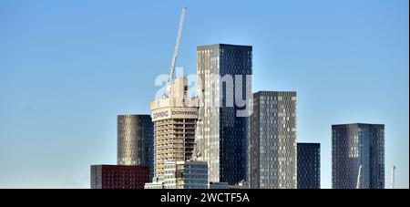 Alti edifici in Deansgate Square, uno sviluppo di grattacieli nel centro della città di Manchester, Regno Unito, contro un cielo blu, mentre il freddo continua a Manchester con una temperatura mattutina di 1C. Foto Stock