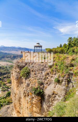 Ronda, Andalusia, Spagna - 7 ottobre 2023: I turisti in piedi su un punto panoramico di Alameda del Tajo, la strega guarda sulla Gola del Tajo EJ in Andalusia, Spai Foto Stock