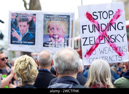 I manifestanti contro il coinvolgimento della Gran Bretagna nella guerra in Ucraina si riuniscono per chiedere al governo di smettere di finanziare il regime di Zelensky a Londra. Foto Stock