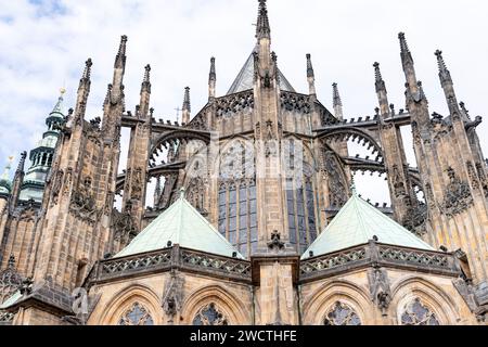 Scatta una foto a Praga, Repubblica Ceca, che mostra la storica cattedrale e il castello, sia antichi monumenti storici che l'antica chiesa Foto Stock