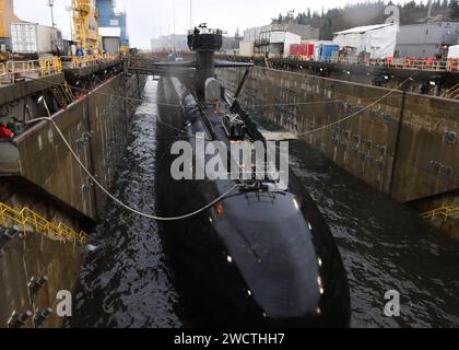 Il sottomarino di classe Ohio con missili balistici USS Nevada nel bacino di carenaggio di Delta Pier presso Trident Refit Facility, Bangor, 28 dicembre 2023. Foto di Adora Okafor Foto Stock