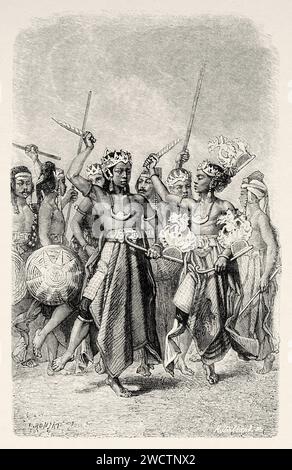 Danza tradizionale di kriss e bastoni, isola di Giava. Indonesia, sud-est. Six Weeks in Java 1879 by Desire Charnay (1828 - 1915) Old 19th Century Engraving from le Tour du Monde 1880 Foto Stock