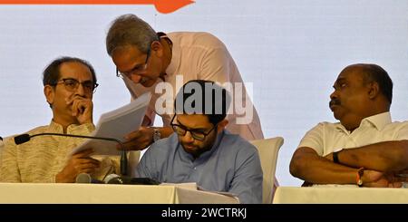 MUMBAI, INDIA - 16 GENNAIO: Uddhav Thackeray, Anil Desai, Aditya Thackeray e Anil Parab, durante "Janta Nyayala", discutendo della decisione presa dal relatore Rahul Narvekar, all'NSCI Dome di Worli il 16 gennaio 2024 a Mumbai, India. Prendendo la lotta contro il governo Shinde-BJP al pubblico, il capo dello Shiv Sena (UBT) mostrò prove come documenti della Commissione elettorale dell'India (EC) e video della sua nomina a capo del partito. Pur esprimendo la speranza di giustizia della Corte Suprema, ha anche osato il governo Shinde-Fadnavis ad affrontare le elezioni prima del verdetto dell'SC. (Foto di ANS Foto Stock