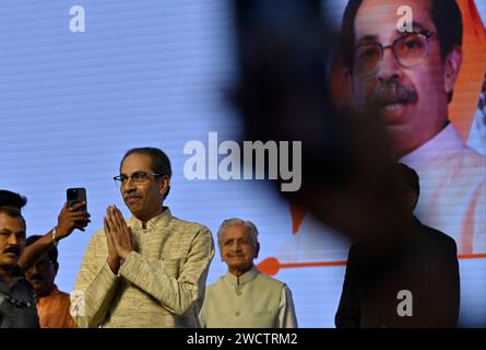 MUMBAI, INDIA - 16 GENNAIO: Uddhav Thackeray durante "Janta Nyayala" discutendo la decisione presa dal relatore Rahul Narvekar, presso l'NSCI Dome di Worli il 16 gennaio 2024 a Mumbai, India. Prendendo la lotta contro il governo Shinde-BJP al pubblico, il capo dello Shiv Sena (UBT) mostrò prove come documenti della Commissione elettorale dell'India (EC) e video della sua nomina a capo del partito. Pur esprimendo la speranza di giustizia della Corte Suprema, ha anche osato il governo Shinde-Fadnavis ad affrontare le elezioni prima del verdetto dell'SC. (Foto di Anshuman Poyrekar/Hindustan Times/Sipa USA) Foto Stock