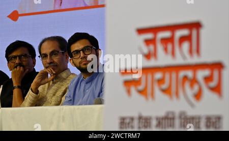 MUMBAI, INDIA - 16 GENNAIO: Sanjay Raut, Uddhav Thackeray e Aditya Thackeray durante "Janta Nyayala" discutendo della decisione presa dal relatore Rahul Narvekar, presso l'NSCI Dome di Worli il 16 gennaio 2024 a Mumbai, India. Prendendo la lotta contro il governo Shinde-BJP al pubblico, il capo dello Shiv Sena (UBT) mostrò prove come documenti della Commissione elettorale dell'India (EC) e video della sua nomina a capo del partito. Pur esprimendo la speranza di giustizia della Corte Suprema, ha anche osato il governo Shinde-Fadnavis ad affrontare le elezioni prima del verdetto dell'SC. (Foto di Anshuman Poyreka Foto Stock