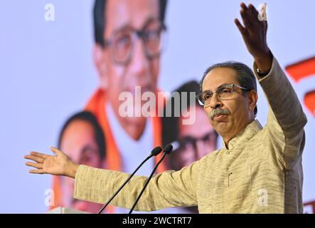 MUMBAI, INDIA - 16 GENNAIO: Uddhav Thackeray, durante "Janta Nyayala", discutendo la decisione presa dal relatore Rahul Narvekar, presso l'NSCI Dome di Worli il 16 gennaio 2024 a Mumbai, India. Prendendo la lotta contro il governo Shinde-BJP al pubblico, il capo dello Shiv Sena (UBT) mostrò prove come documenti della Commissione elettorale dell'India (EC) e video della sua nomina a capo del partito. Pur esprimendo la speranza di giustizia della Corte Suprema, ha anche osato il governo Shinde-Fadnavis ad affrontare le elezioni prima del verdetto dell'SC. (Foto di Anshuman Poyrekar/Hindustan Times/Sipa USA) Foto Stock