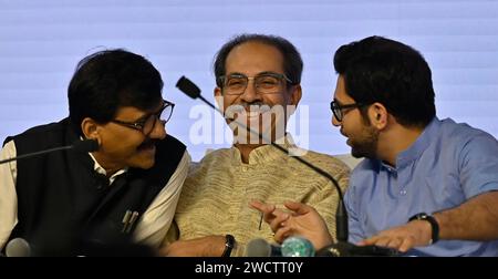 MUMBAI, INDIA - 16 GENNAIO: Sanjay Raut, Uddhav Thackeray e Aditya Thackeray durante "Janta Nyayala" discutendo della decisione presa dal relatore Rahul Narvekar, presso l'NSCI Dome di Worli il 16 gennaio 2024 a Mumbai, India. Prendendo la lotta contro il governo Shinde-BJP al pubblico, il capo dello Shiv Sena (UBT) mostrò prove come documenti della Commissione elettorale dell'India (EC) e video della sua nomina a capo del partito. Pur esprimendo la speranza di giustizia della Corte Suprema, ha anche osato il governo Shinde-Fadnavis ad affrontare le elezioni prima del verdetto dell'SC. (Foto di Anshuman Poyreka Foto Stock