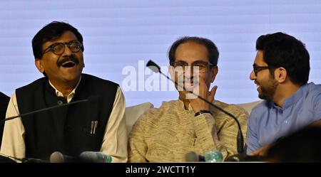 MUMBAI, INDIA - 16 GENNAIO: Sanjay Raut, Uddhav Thackeray e Aditya Thackeray durante "Janta Nyayala" discutendo della decisione presa dal relatore Rahul Narvekar, presso l'NSCI Dome di Worli il 16 gennaio 2024 a Mumbai, India. Prendendo la lotta contro il governo Shinde-BJP al pubblico, il capo dello Shiv Sena (UBT) mostrò prove come documenti della Commissione elettorale dell'India (EC) e video della sua nomina a capo del partito. Pur esprimendo la speranza di giustizia della Corte Suprema, ha anche osato il governo Shinde-Fadnavis ad affrontare le elezioni prima del verdetto dell'SC. (Foto di Anshuman Poyreka Foto Stock