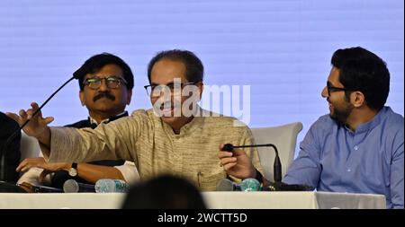 MUMBAI, INDIA - 16 GENNAIO: Sanjay Raut, Uddhav Thackeray e Aditya Thackeray durante "Janta Nyayala" discutendo della decisione presa dal relatore Rahul Narvekar, presso l'NSCI Dome di Worli il 16 gennaio 2024 a Mumbai, India. Prendendo la lotta contro il governo Shinde-BJP al pubblico, il capo dello Shiv Sena (UBT) mostrò prove come documenti della Commissione elettorale dell'India (EC) e video della sua nomina a capo del partito. Pur esprimendo la speranza di giustizia della Corte Suprema, ha anche osato il governo Shinde-Fadnavis ad affrontare le elezioni prima del verdetto dell'SC. (Foto di Anshuman Poyreka Foto Stock