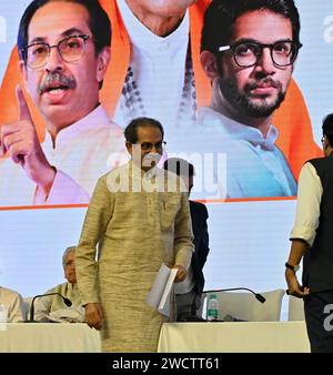 MUMBAI, INDIA - 16 GENNAIO: Uddhav Thackeray, durante "Janta Nyayala", discutendo la decisione presa dal relatore Rahul Narvekar, presso l'NSCI Dome di Worli il 16 gennaio 2024 a Mumbai, India. Prendendo la lotta contro il governo Shinde-BJP al pubblico, il capo dello Shiv Sena (UBT) mostrò prove come documenti della Commissione elettorale dell'India (EC) e video della sua nomina a capo del partito. Pur esprimendo la speranza di giustizia della Corte Suprema, ha anche osato il governo Shinde-Fadnavis ad affrontare le elezioni prima del verdetto dell'SC. (Foto di Anshuman Poyrekar/Hindustan Times/Sipa USA) Foto Stock