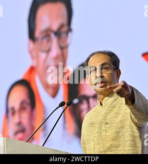 MUMBAI, INDIA - 16 GENNAIO: Uddhav Thackeray, durante "Janta Nyayala", discutendo la decisione presa dal relatore Rahul Narvekar, presso l'NSCI Dome di Worli il 16 gennaio 2024 a Mumbai, India. Prendendo la lotta contro il governo Shinde-BJP al pubblico, il capo dello Shiv Sena (UBT) mostrò prove come documenti della Commissione elettorale dell'India (EC) e video della sua nomina a capo del partito. Pur esprimendo la speranza di giustizia della Corte Suprema, ha anche osato il governo Shinde-Fadnavis ad affrontare le elezioni prima del verdetto dell'SC. (Foto di Anshuman Poyrekar/Hindustan Times/Sipa USA) Foto Stock