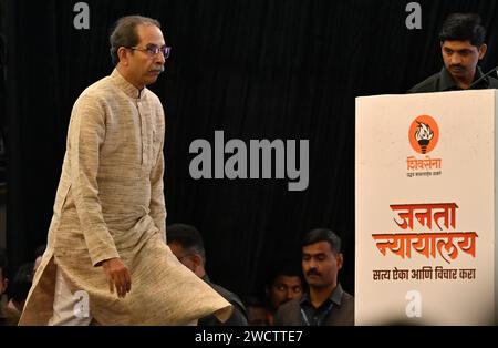 MUMBAI, INDIA - 16 GENNAIO: Uddhav Thackeray, durante "Janta Nyayala", discutendo la decisione presa dal relatore Rahul Narvekar, presso l'NSCI Dome di Worli il 16 gennaio 2024 a Mumbai, India. Prendendo la lotta contro il governo Shinde-BJP al pubblico, il capo dello Shiv Sena (UBT) mostrò prove come documenti della Commissione elettorale dell'India (EC) e video della sua nomina a capo del partito. Pur esprimendo la speranza di giustizia della Corte Suprema, ha anche osato il governo Shinde-Fadnavis ad affrontare le elezioni prima del verdetto dell'SC. (Foto di Anshuman Poyrekar/Hindustan Times/Sipa USA) Foto Stock