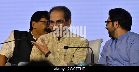 MUMBAI, INDIA - 16 GENNAIO: Sanjay Raut, Uddhav Thackeray e Aditya Thackeray durante "Janta Nyayala" discutendo della decisione presa dal relatore Rahul Narvekar, presso l'NSCI Dome di Worli il 16 gennaio 2024 a Mumbai, India. Prendendo la lotta contro il governo Shinde-BJP al pubblico, il capo dello Shiv Sena (UBT) mostrò prove come documenti della Commissione elettorale dell'India (EC) e video della sua nomina a capo del partito. Pur esprimendo la speranza di giustizia della Corte Suprema, ha anche osato il governo Shinde-Fadnavis ad affrontare le elezioni prima del verdetto dell'SC. (Foto di Anshuman Poyreka Foto Stock