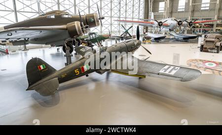 Gruppo di aerei militari storici in mostra al Museo dell'Aeronautica militare Italiana Foto Stock