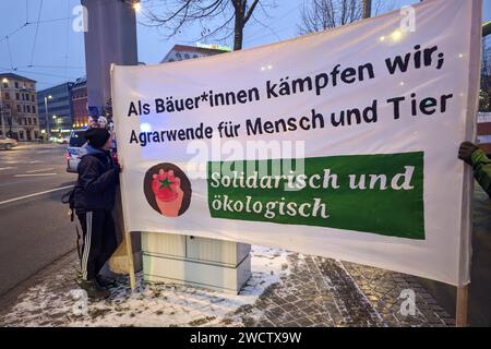 Lipsia - Fridays for Future und Bauern demonstrieren gemeinsam auf dem Stadtring 12.01.2024 gegen 16,45 Uhr Leipzig, Tröndlinring Höhe Richard-Wagner-Platz am Freitagnachmittag haben Mitglieder von Fridays for Future Leipzig gemeinsam mit mehreren landwirtschaftlichen Betrieben und Verbänden zu einer Demonstration auf dem Leipziger Stadtring aufgeren. Diese ging gegen 15 Uhr auf dem Augustusplatz los und zog anschließend um die ganze Innenstadt. Die Veranstalter wollen damit eigenen Angaben zufolge ein Zeichen für eine gerechte und nachhaltige Agrarpolitik setzen sowie zugleich klare Kante Foto Stock