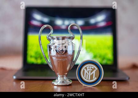 3 gennaio 2024, Londra, Regno Unito. L'emblema della squadra di calcio che partecipa ai playoff della UEFA Champions League Inter Milan. Foto Stock