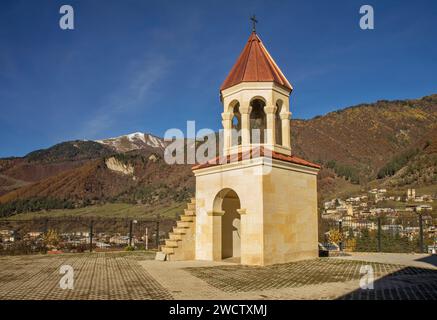 Campanile della chiesa di S.. Nicholas in Mestia. Samegrelo-Zemo. Svaneti. Georgia Foto Stock