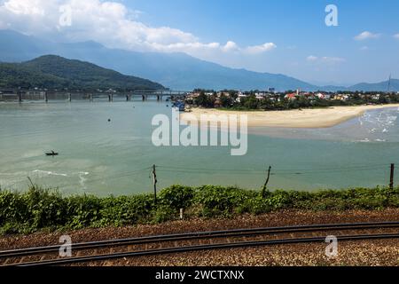 Barche da pesca a Lang Co in Vietnam Foto Stock