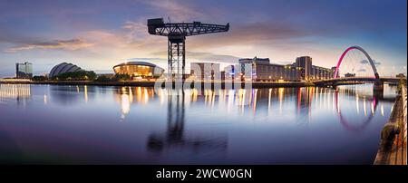Glasgow città di notte, guardando a nord sul fiume Clyde Foto Stock