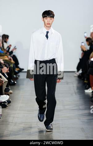 Parigi, Frankreich. 17 gennaio 2024. BOTTER Autunno/Inverno 2024-2025 Runway durante la settimana della moda da uomo di Parigi il 2024 gennaio - Parigi; Francia 17/01/2024 credito: dpa/Alamy Live News Foto Stock
