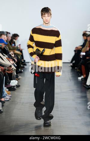 Parigi, Frankreich. 17 gennaio 2024. BOTTER Autunno/Inverno 2024-2025 Runway durante la settimana della moda da uomo di Parigi il 2024 gennaio - Parigi; Francia 17/01/2024 credito: dpa/Alamy Live News Foto Stock