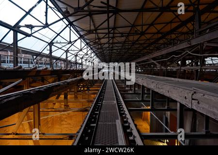 Eisenbahnstrecke im Inneren der Völklinger Hütte Foto Stock