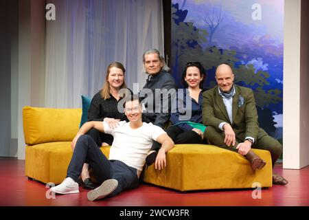 Katja Studt, Louis Held, Götz otto, Anna Grisebach und Thorsten Nindel in der Komödie es ist nur eine Phase, Hase. Fotoprobe AM 17.1.2024 in der Komödie Winterhuder Fährhaus ad Amburgo. Ein turbulentes Theaterstück um das Thema Älterwerden oder anders ausgedrückt: dem Beginn der Alterspubertät *** Katja Studt, Louis Held, Götz otto, Anna Grisebach e Thorsten Nindel nella commedia es ist nur eine Phase, Hase Fotoprobe AM 17 1 2024 in der Komödie Winterhuder Fährhaus ad Amburgo Un gioco turbolento sull'invecchiamento o, in altre parole, sull'inizio della pubertà legata all'età Foto Stock