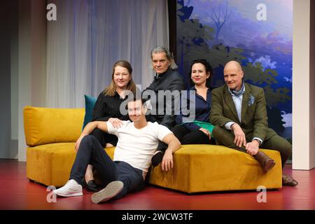 Katja Studt, Louis Held, Götz otto, Anna Grisebach und Thorsten Nindel in der Komödie es ist nur eine Phase, Hase. Fotoprobe AM 17.1.2024 in der Komödie Winterhuder Fährhaus ad Amburgo. Ein turbulentes Theaterstück um das Thema Älterwerden oder anders ausgedrückt: dem Beginn der Alterspubertät *** Katja Studt, Louis Held, Götz otto, Anna Grisebach e Thorsten Nindel nella commedia es ist nur eine Phase, Hase Fotoprobe AM 17 1 2024 in der Komödie Winterhuder Fährhaus ad Amburgo Un gioco turbolento sull'invecchiamento o, in altre parole, sull'inizio della pubertà legata all'età Foto Stock