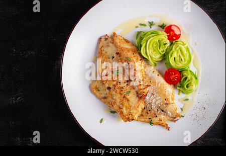 Filetto di pesce alla griglia con pasta di zucchine. Concetto di cibo sano. Vista dall'alto, base piatta Foto Stock