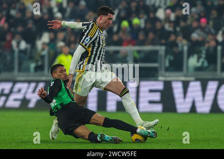 Torino, Italia. 16 gennaio 2024. Dusan Vlahovic della Juventus FC (R) compete per la palla con Ruan Tressoldi dell'US Sassuolo (L) durante la partita di serie A 2023/24 tra Juventus FC e US Sassuolo all'Allianz Stadium. Punteggi finali; Juventus 3 | 0 Sassuolo. Credito: SOPA Images Limited/Alamy Live News Foto Stock