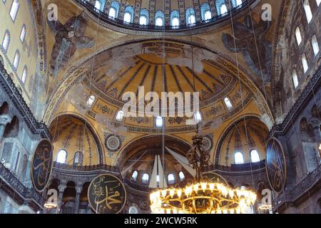 I mosaici della cupola e del soffitto d'angelo di Seraffa nella Moschea di Santa Sofia, ex cattedrale della civiltà bizantina e ortodossa orientale, Istanbul, Turchia Foto Stock
