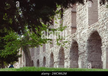 L'acquedotto di Valens nel distretto di Fatih a Istanbul, in Turchia, un acquedotto romano costruito alla fine del IV secolo d.C. (che fornisce anche Costantinopoli) Foto Stock