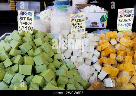 Collezione di barrette di sapone biologico profumato fatto a mano in un negozio nel Grand Bazaar di Istanbul Foto Stock