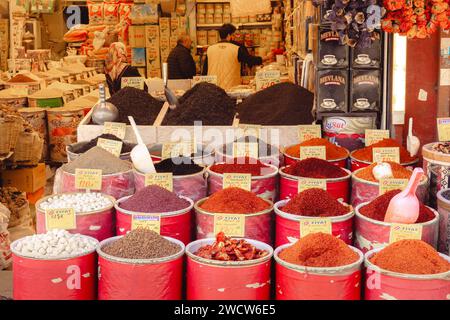 Assortimento di spezie in un negozio nel Bazar egiziano, lo storico mercato delle spezie di Istanbul Foto Stock