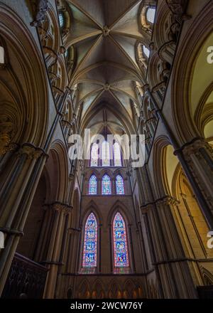 Lincoln, Lincolnshire, Inghilterra. Vista dal basso angolo del transetto sud-est della Cattedrale di Lincoln, vetrate colorate prominenti. Foto Stock