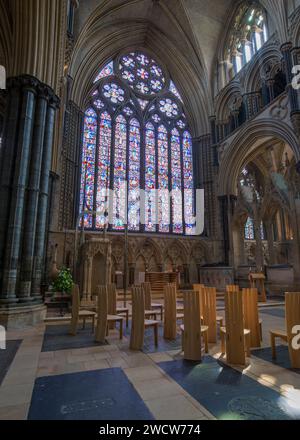 Lincoln, Lincolnshire, Inghilterra. Vista dal basso angolo dal Coro Angel della colorata vetrata grande finestra Est della Cattedrale di Lincoln. Foto Stock