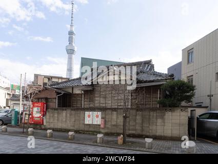 Tokyo, Giappone. Gennaio 2024. Una tipica vecchia casa in legno nel quartiere di Sumida nel centro della città Foto Stock