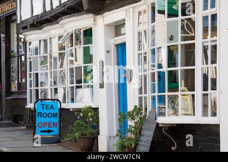 Lincoln, Lincolnshire, Inghilterra. Un'insegna colorata che dà il benvenuto ai clienti a Bells, una tradizionale sala da tè e caffetteria sulla ripida collina. Foto Stock