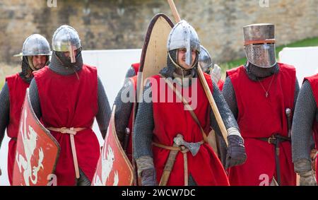 Lincoln, Lincolnshire, Inghilterra. Guerrieri nella marcia prima di prendere parte a una rievocazione medievale della battaglia nei terreni del Castello di Lincoln. Foto Stock