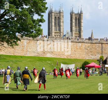 Lincoln, Lincolnshire, Inghilterra. Guerrieri in costume che prendono parte a una rievocazione medievale della battaglia sui prati del Castello di Lincoln. Foto Stock