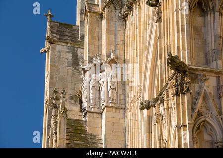 York, North Yorkshire, Inghilterra. Statue e gargoyle accattivanti adornano il fronte occidentale del XIV secolo della cattedrale di York. Foto Stock