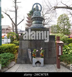 Tokyo, Giappone. Gennaio 2024. La statua di Kannon Bodhisattva nei giardini del tempio buddista senso-Ji nel centro della città Foto Stock