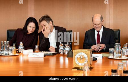 L-R Bundesaussenministerin Annalena Baerbok, Bundeswirtschaftsminister Robert Habeck und Bundeskanzler Olaf Scholz vor der Kabinettssitzung im Kanzleramt a Berlino AM 17. Januar 2024. Kabinettssitzung im Kanzleramt *** L R Ministro federale degli Esteri Annalena Baerbok, Ministro federale dell'economia Robert Habeck e Cancelliere federale Olaf Scholz prima della riunione di gabinetto nella Cancelleria di Berlino del 17 gennaio 2024 riunione di gabinetto nella Cancelleria Foto Stock