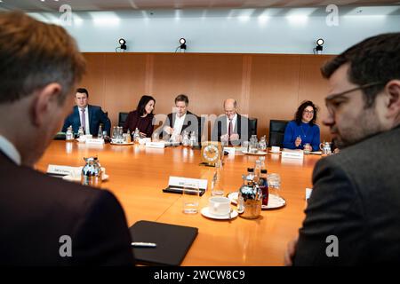 L-R Bundesfinanzminister Christian Lindner von hinten, Bundesarbeitsminister Hubertus Heil, Bundesaussenministerin Annalena Baerbok, Bundeswirtschaftsminister Robert Habeck, Bundeskanzler Olaf Scholz, Staatsministerin Ryglewksi und Bundesgiustificzminister Marco Buschmann von hintenvor der Kabinettssitzung im Kanzleramt a Berlino AM 17. Januar 2024. Kabinettssitzung im Kanzleramt *** L R Ministro federale delle finanze Christian Lindner da dietro, Ministro federale del lavoro Hubertus Heil, Ministro federale degli affari esteri Annalena Baerbok, Ministro federale dell'economia Robert Habeck, Federal Chance Foto Stock