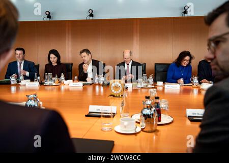 L-R Bundesfinanzminister Christian Lindner von hinten, Bundesarbeitsminister Hubertus Heil, Bundesaussenministerin Annalena Baerbok, Bundeswirtschaftsminister Robert Habeck, Bundeskanzler Olaf Scholz, Staatsministerin Ryglewksi und Bundesgiustificzminister Marco Buschmann von hintenvor der Kabinettssitzung im Kanzleramt a Berlino AM 17. Januar 2024. Kabinettssitzung im Kanzleramt *** L R Ministro federale delle finanze Christian Lindner da dietro, Ministro federale del lavoro Hubertus Heil, Ministro federale degli affari esteri Annalena Baerbok, Ministro federale dell'economia Robert Habeck, Federal Chance Foto Stock