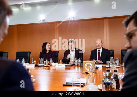 L-R Bundesaussenministerin Annalena Baerbok, Bundeswirtschaftsminister Robert Habeck und Bundeskanzler Olaf Scholz vor der Kabinettssitzung im Kanzleramt a Berlino AM 17. Januar 2024. Kabinettssitzung im Kanzleramt *** L R Ministro federale degli Esteri Annalena Baerbok, Ministro federale dell'economia Robert Habeck e Cancelliere federale Olaf Scholz prima della riunione di gabinetto nella Cancelleria di Berlino del 17 gennaio 2024 riunione di gabinetto nella Cancelleria Foto Stock