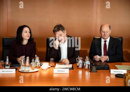 L-R Bundesaussenministerin Annalena Baerbok, Bundeswirtschaftsminister Robert Habeck und Bundeskanzler Olaf Scholz vor der Kabinettssitzung im Kanzleramt a Berlino AM 17. Januar 2024. Kabinettssitzung im Kanzleramt *** L R Ministro federale degli Esteri Annalena Baerbok, Ministro federale dell'economia Robert Habeck e Cancelliere federale Olaf Scholz prima della riunione di gabinetto nella Cancelleria di Berlino del 17 gennaio 2024 riunione di gabinetto nella Cancelleria Foto Stock