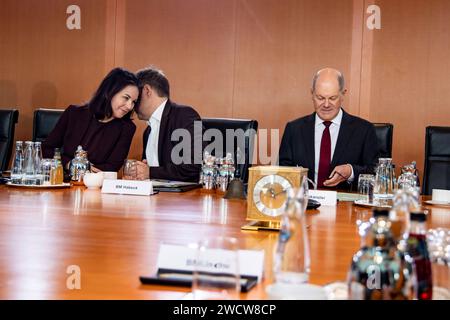 L-R Bundesaussenministerin Annalena Baerbok, Bundeswirtschaftsminister Robert Habeck und Bundeskanzler Olaf Scholz vor der Kabinettssitzung im Kanzleramt a Berlino AM 17. Januar 2024. Kabinettssitzung im Kanzleramt *** L R Ministro federale degli Esteri Annalena Baerbok, Ministro federale dell'economia Robert Habeck e Cancelliere federale Olaf Scholz prima della riunione di gabinetto nella Cancelleria di Berlino del 17 gennaio 2024 riunione di gabinetto nella Cancelleria Foto Stock