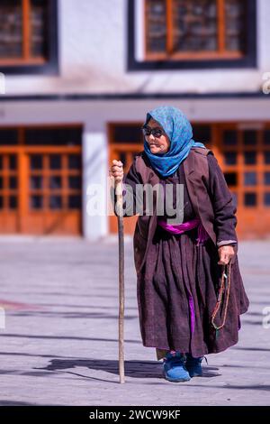 Pellegrino buddista al tempio Ladakh Jo Khang, Leh, Ladakh, India Foto Stock