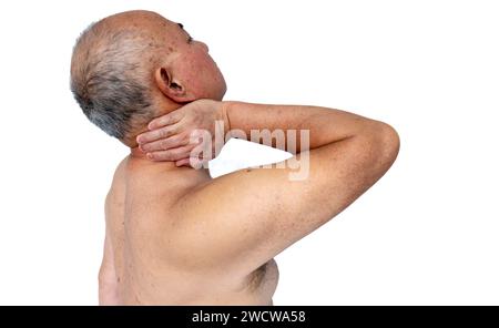 Vista laterale di un uomo anziano con dolore al collo isolato in bianco. Foto Stock